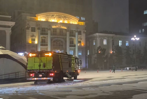  Улаанбаатар хотод орж байгаа цасыг цэвэрлэх ажил өглөө 05:30 цагаас эхэлжээ